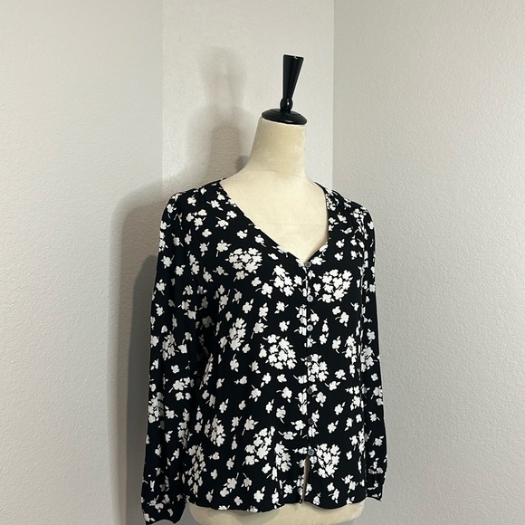 NWOT Loft Floral V-Neck Button Blouse (Lp) - Picture 5 of 12